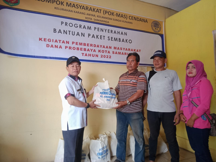 13 November 2021, Pokmas cendana : pembagian paket sembako probebaya dana perubahan 2022, di RT.08 (10 org /warga) kel.kr.anyar