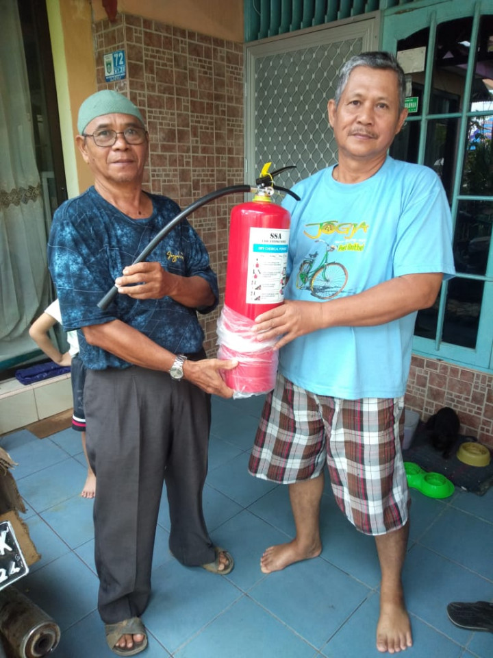16 November 2022, Pokmas Kahoi Bersatu melalui RT.028 melakukan pemberian program Probebaya berupa pembagian Al-Qur’an, Meja, Tabung APAR ke Mesjid Al Ikhlas