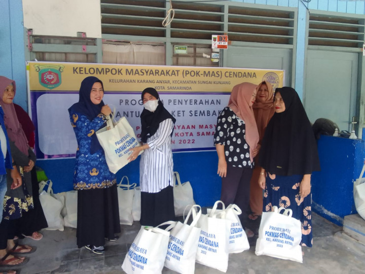 17 November 2022, Pokmas Cendana melakukan kegiatan pembagian bantuan Sembako sebagai bagian dari kegiatan Probebaya di RT.03,04,05,06,07,08,09,10,11