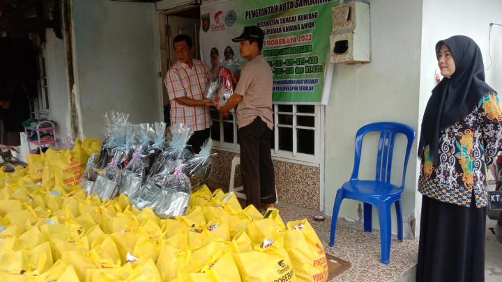 19 November 2022, Pembagian Bantuan sembako dan Perlengkapan Sekolah oleh Pokmas Kahoi Bersatu dengan disaksikan langsung oleh Kasie Kesra Karang Anyar