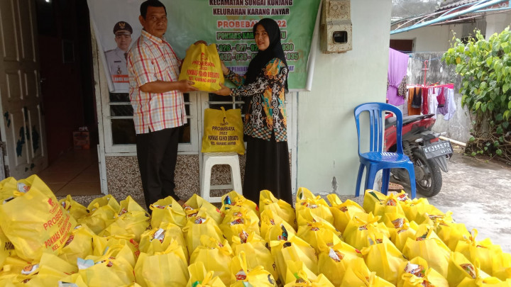 19 November 2022, Pembagian Bantuan sembako dan Perlengkapan Sekolah oleh Pokmas Kahoi Bersatu dengan disaksikan langsung oleh Kasie Kesra Karang Anyar