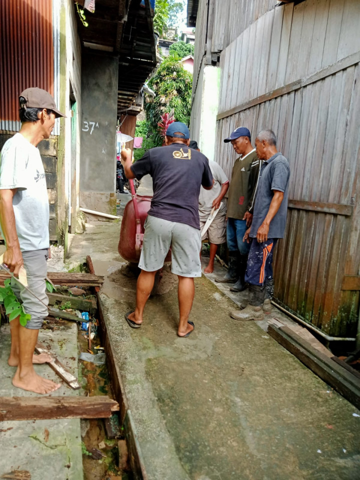20 November 2021, telah dilaksanakan kegiatan Gotong royong di Jalan Cendana Gang Amal RT.013 sebagai bagian dari kegiatan Probebaya