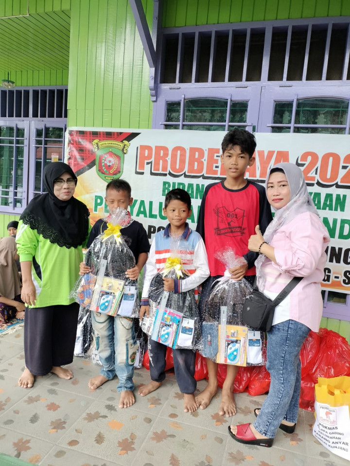 22 November 2022, Penyaluran paket sembako dan paket pendidikan probebaya pokmas kelapa gading kepada warga RT.13