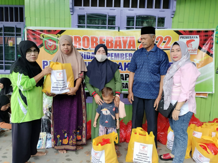 22 November 2022, Penyaluran paket sembako dan paket pendidikan probebaya pokmas kelapa gading kepada warga RT.13