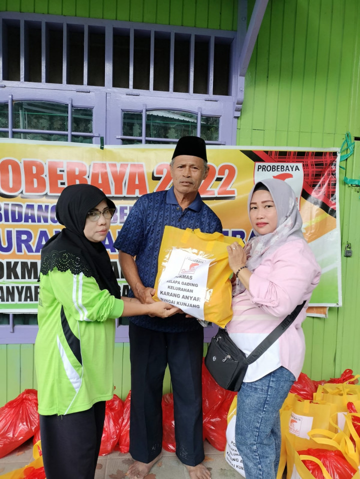 22 November 2022, Penyaluran paket sembako dan paket pendidikan probebaya pokmas kelapa gading kepada warga RT.13