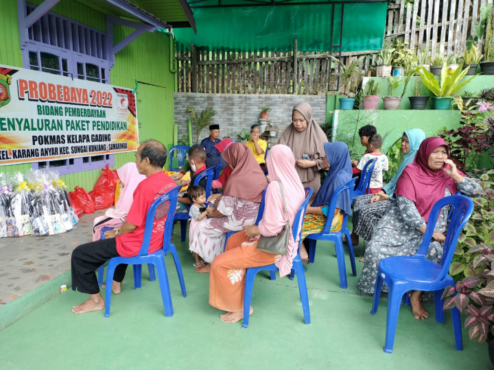 22 November 2022, Penyaluran paket sembako dan paket pendidikan probebaya pokmas kelapa gading kepada warga RT.13