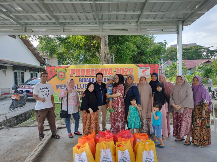 22 November 2022, Penyaluran paket sembako probebaya pokmas kelapa gading kepada warga RT.02