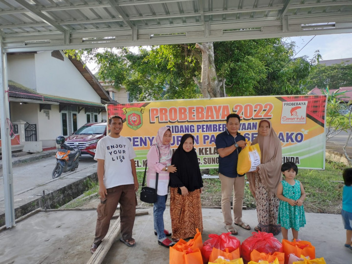 22 November 2022, Penyaluran paket sembako probebaya pokmas kelapa gading kepada warga RT.02