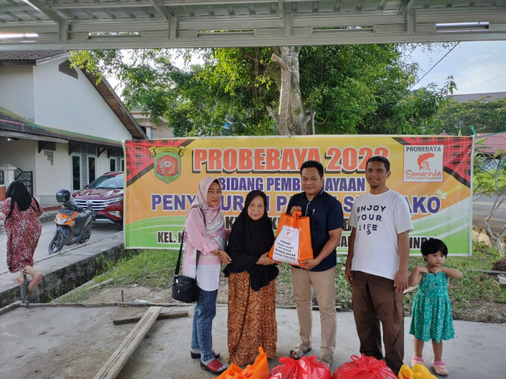 22 November 2022, Penyaluran paket sembako probebaya pokmas kelapa gading kepada warga RT.02