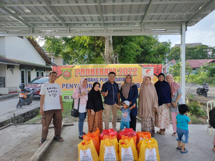 22 November 2022, Penyaluran paket sembako probebaya pokmas kelapa gading kepada warga RT.02