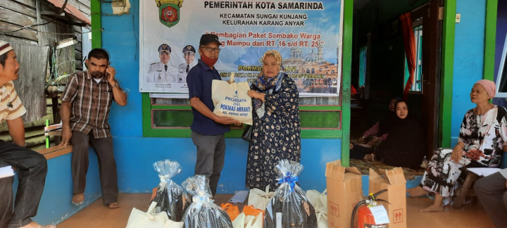 23 November 2022, penyerahan bantuan sembako alat sekolah dn APAR dari pak lurah karang Anyar ke Pokmas Meranti beserta warga yg menerima bantuan