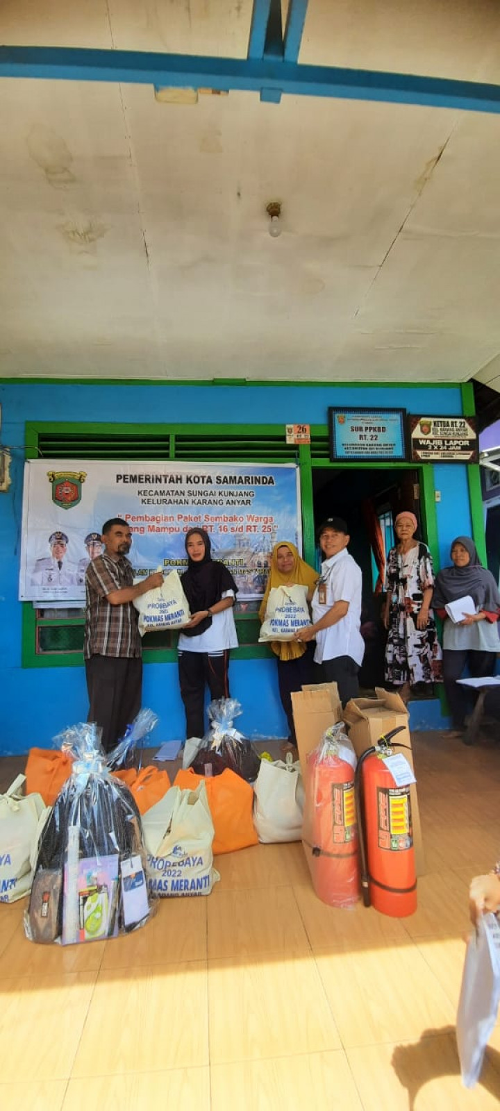 23 November 2022, penyerahan bantuan sembako alat sekolah dn APAR dari pak lurah karang Anyar ke Pokmas Meranti beserta warga yg menerima bantuan