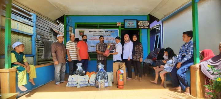 23 November 2022, penyerahan bantuan sembako alat sekolah dn APAR dari pak lurah karang Anyar ke Pokmas Meranti beserta warga yg menerima bantuan