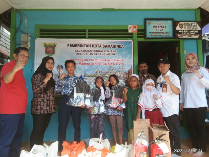 23 November 2022, penyerahan bantuan sembako alat sekolah dn APAR dari pak lurah karang Anyar ke Pokmas Meranti beserta warga yg menerima bantuan