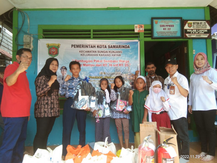23 November 2022, penyerahan bantuan sembako alat sekolah dn APAR dari pak lurah karang Anyar ke Pokmas Meranti beserta warga yg menerima bantuan