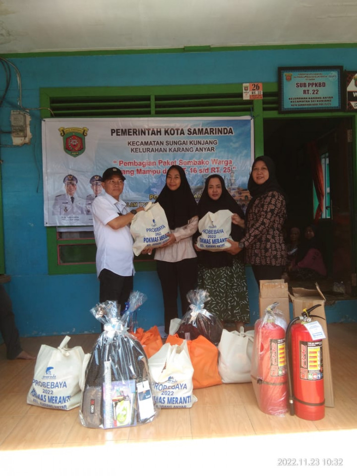 23 November 2022, penyerahan bantuan sembako alat sekolah dn APAR dari pak lurah karang Anyar ke Pokmas Meranti beserta warga yg menerima bantuan