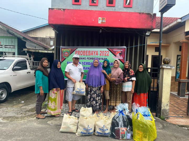 25 November 2022, Program Probebaya berupa bantuan sembako dan perlengkapan sekolah untuk warga di RT.017 Jl. Meranti Gang 1.