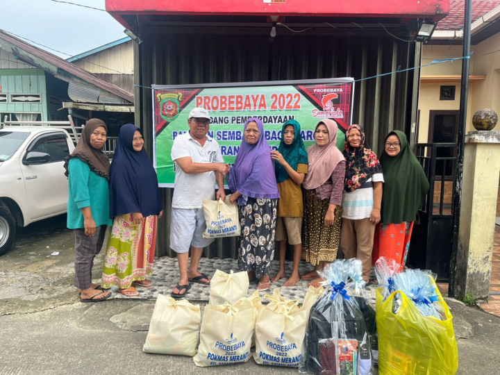 25 November 2022, Program Probebaya berupa bantuan sembako dan perlengkapan sekolah untuk warga di RT.017 Jl. Meranti Gang 1.