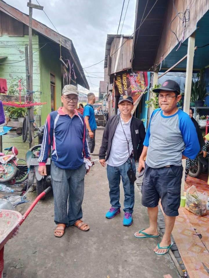 26 November 2022, Dasawisma RT. 024 dan RT. 025 melaksanakan kegiatan gotong royong di Jalan Ulin Gang 6 & 8 dan juga dihadiri oleh Lurah Karang Anyar.