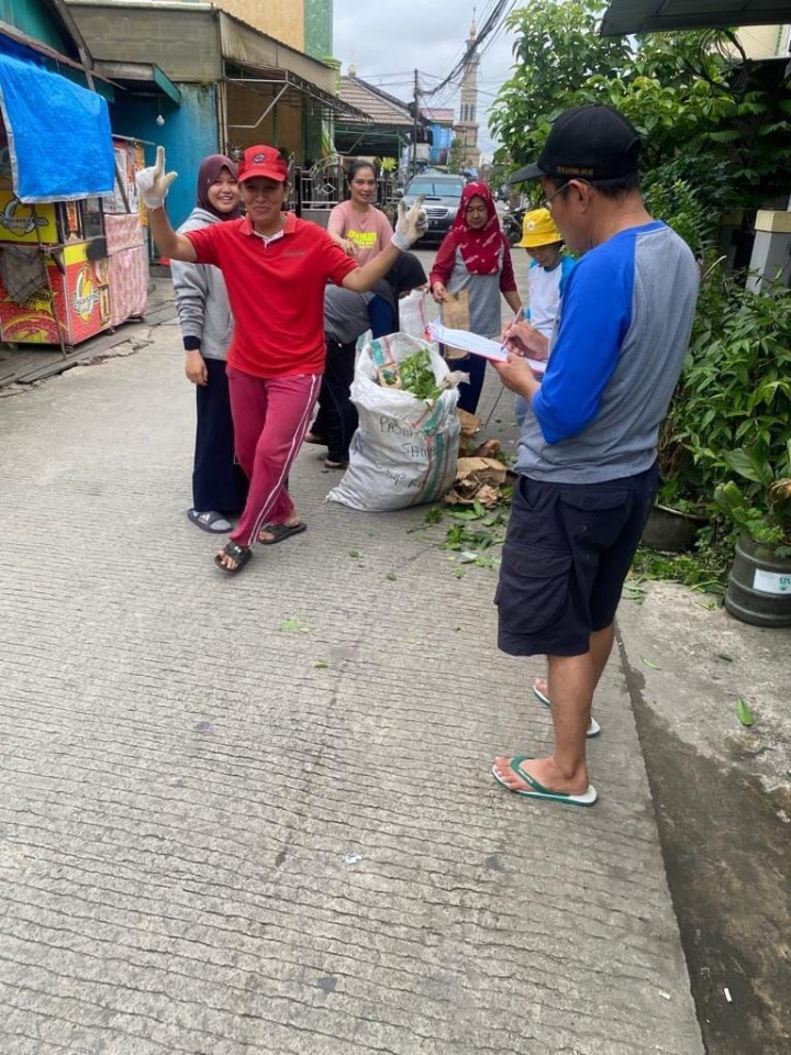 26 November 2022, Dasawisma RT. 024 dan RT. 025 melaksanakan kegiatan gotong royong di Jalan Ulin Gang 6 & 8 dan juga dihadiri oleh Lurah Karang Anyar.