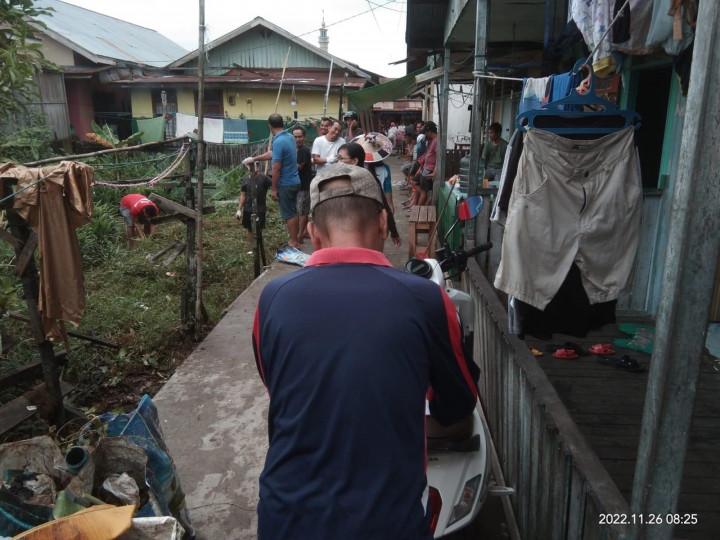 26 November 2022, Dasawisma RT. 024 dan RT. 025 melaksanakan kegiatan gotong royong di Jalan Ulin Gang 6 & 8 dan juga dihadiri oleh Lurah Karang Anyar.