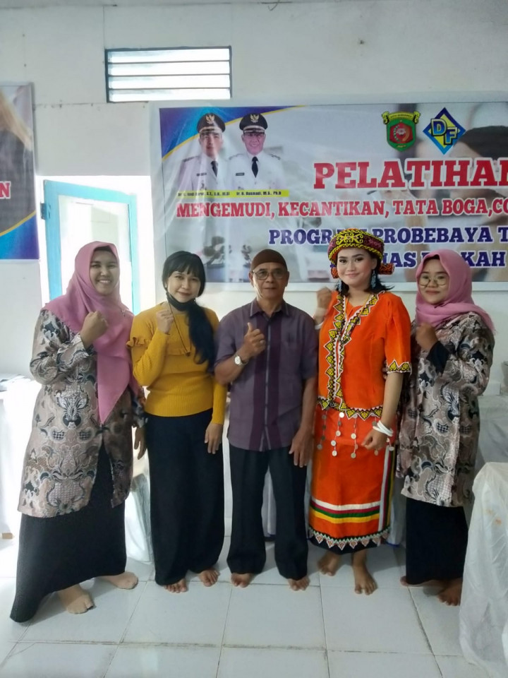Minggu, 27 November 2022, warga dari RT.028 Kel. Karang Anyar mengikuti pelatihan kursus tata rias wajah sebagai bagian dari program Probebaya