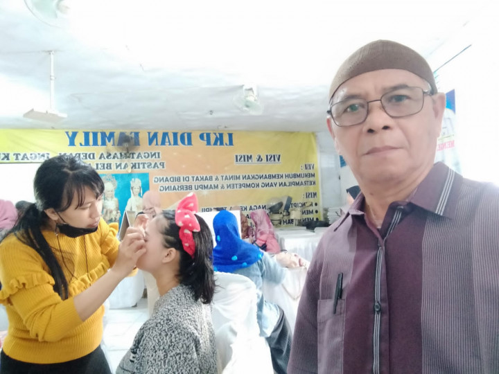 Minggu, 27 November 2022, warga dari RT.028 Kel. Karang Anyar mengikuti pelatihan kursus tata rias wajah sebagai bagian dari program Probebaya