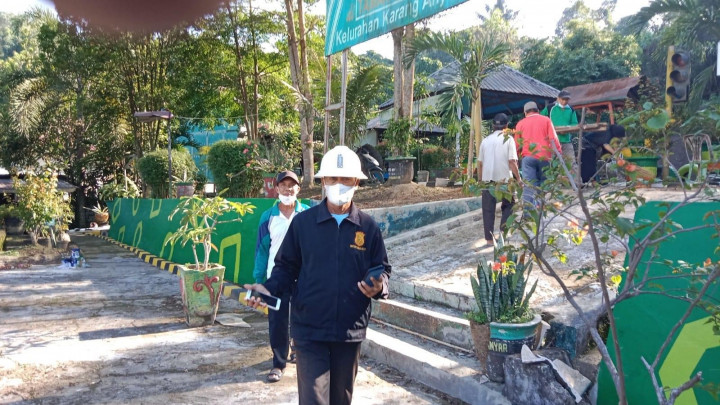 Jumat, 09 Desember 2022, Staf Kantor bersama para Ketua RT melaksanakan Gotong Royong Membersihkan Taman Lalu Lintad Letj.MT. Haryono