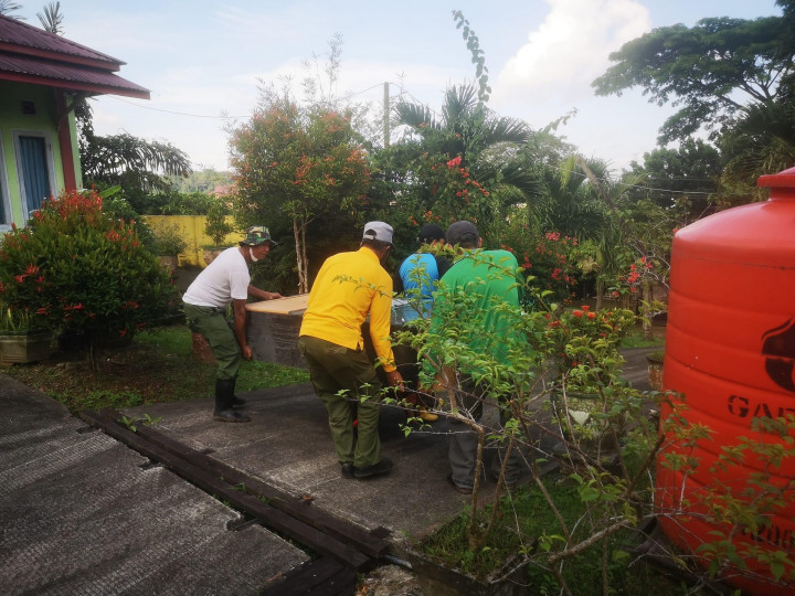 Jumat, 09 Desember 2022, Staf Kantor bersama para Ketua RT melaksanakan Gotong Royong Membersihkan Taman Lalu Lintad Letj.MT. Haryono