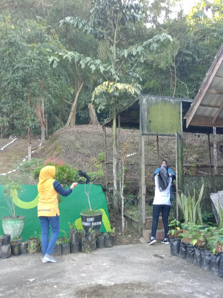 Jumat, 09 Desember 2022, Staf Kantor bersama para Ketua RT melaksanakan Gotong Royong Membersihkan Taman Lalu Lintad Letj.MT. Haryono