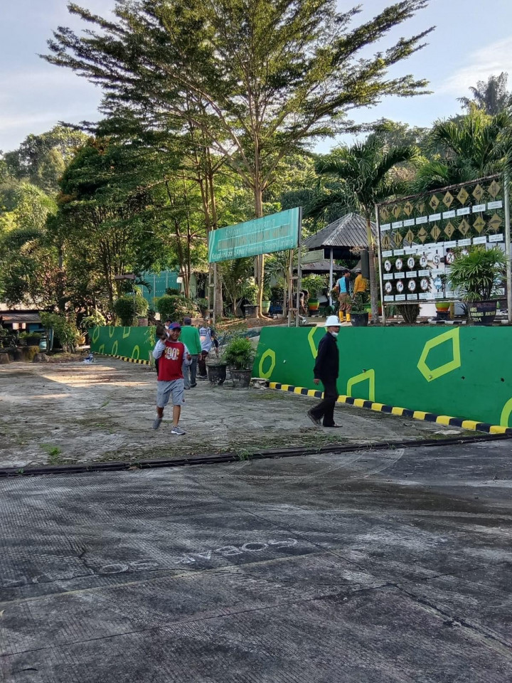 Jumat, 09 Desember 2022, Staf Kantor bersama para Ketua RT melaksanakan Gotong Royong Membersihkan Taman Lalu Lintad Letj.MT. Haryono
