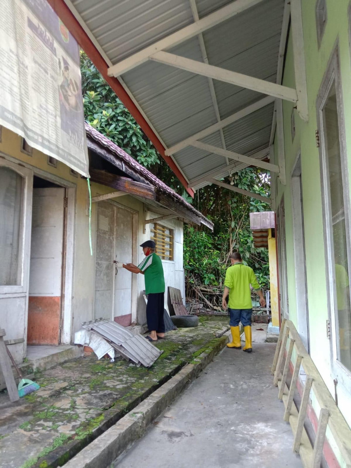 Jumat, 09 Desember 2022, Staf Kantor bersama para Ketua RT melaksanakan Gotong Royong Membersihkan Taman Lalu Lintad Letj.MT. Haryono