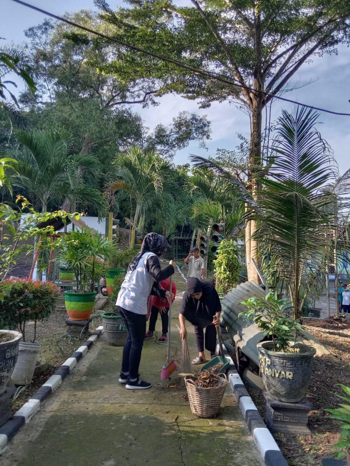Jumat, 09 Desember 2022, Staf Kantor bersama para Ketua RT melaksanakan Gotong Royong Membersihkan Taman Lalu Lintad Letj.MT. Haryono