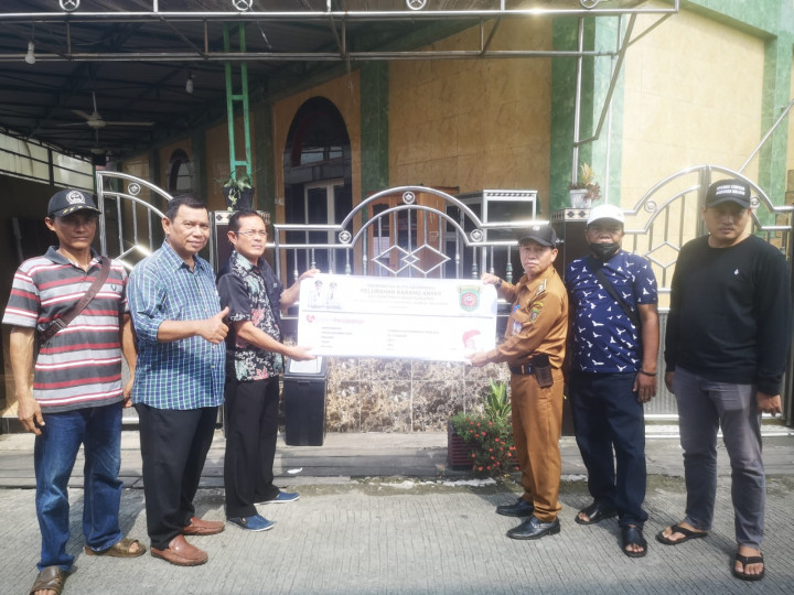 Senin , 12 Des 2022 .Hari ini pemasangan Banner Probebaya 100 Jt serentak seluruh RT Di Kelurahan Karang Anyar. Dengan telah terlaksananya kegiatan probebaya di tiap RT dan bentuk keterbukaan informasi hasil kegiatan probebaya