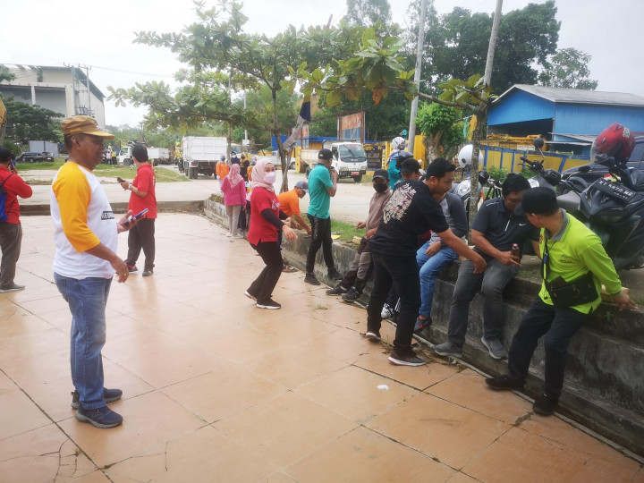 Jumat, 16 Desember 2022 Kegiatan bulan bakti gotong royong yang diadakan di folder air hitam kecamatan Samarinda ulu yang dihadiri oleh Lurah Karanganyar bersama staf dan juga anggota Pokmas Karang anyar
