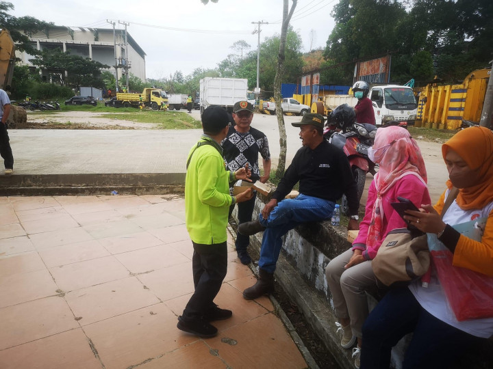 Jumat, 16 Desember 2022 Kegiatan bulan bakti gotong royong yang diadakan di folder air hitam kecamatan Samarinda ulu yang dihadiri oleh Lurah Karanganyar bersama staf dan juga anggota Pokmas Karang anyar