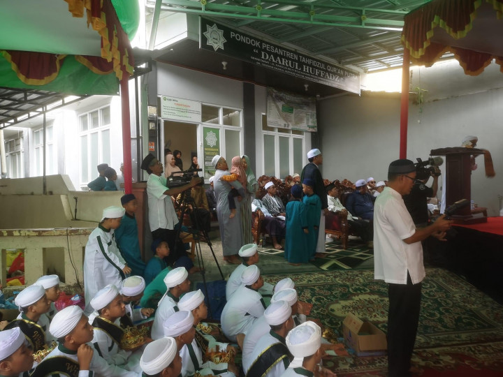 Minggu, 25 Desember 2022  Acara wisuda Hafizd pondok pesantren tahfidzul qur'an putra "Daarul Huffadz" yang dihadiri oleh Lurah Karanganyar