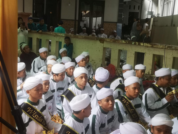 Minggu, 25 Desember 2022  Acara wisuda Hafizd pondok pesantren tahfidzul qur'an putra "Daarul Huffadz" yang dihadiri oleh Lurah Karanganyar