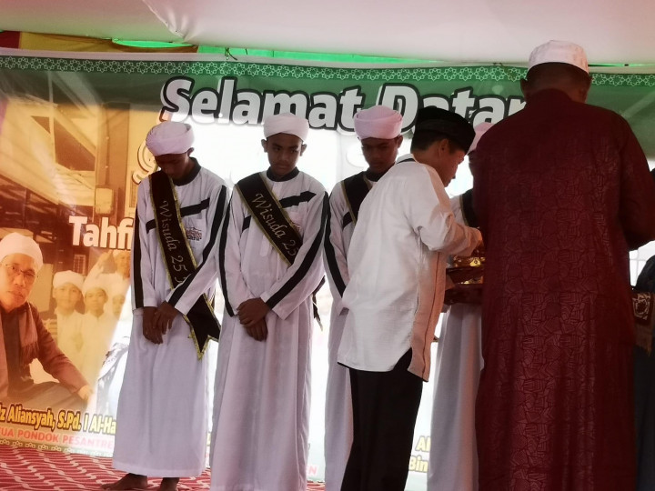 Minggu, 25 Desember 2022  Acara wisuda Hafizd pondok pesantren tahfidzul qur'an putra "Daarul Huffadz" yang dihadiri oleh Lurah Karanganyar