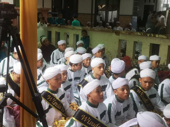Minggu, 25 Desember 2022  Acara wisuda Hafizd pondok pesantren tahfidzul qur'an putra "Daarul Huffadz" yang dihadiri oleh Lurah Karanganyar