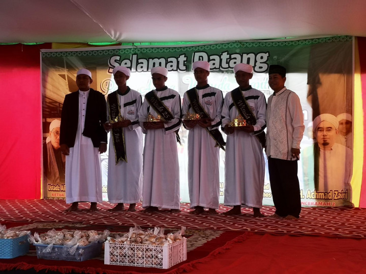 Minggu, 25 Desember 2022  Acara wisuda Hafizd pondok pesantren tahfidzul qur'an putra "Daarul Huffadz" yang dihadiri oleh Lurah Karanganyar