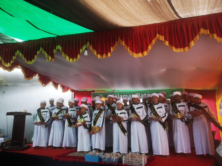 Minggu, 25 Desember 2022  Acara wisuda Hafizd pondok pesantren tahfidzul qur'an putra "Daarul Huffadz" yang dihadiri oleh Lurah Karanganyar