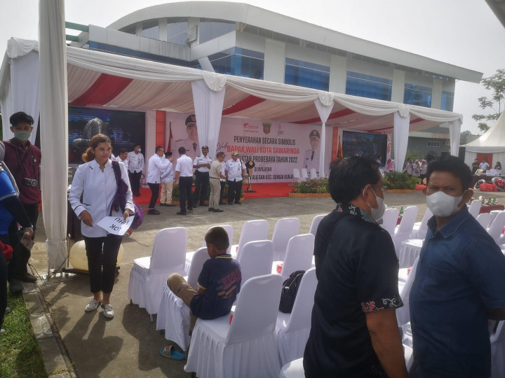 Rabu, 28 desember 2022. Penyerahan secara simbolis hasil kegiatan probebaya kecamatan sungai kunjang dan samarinda ulu tahun 2022 oleh Walikota Samarinda Bpk Dr. H. Andi Harun, ST, SH, M.Si