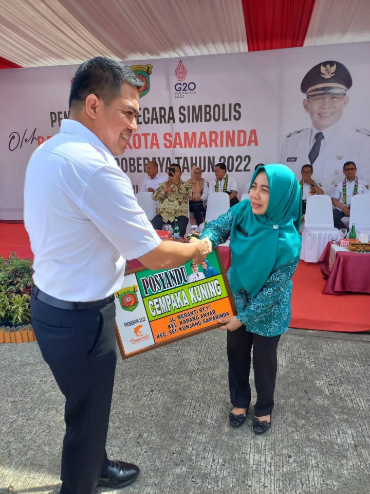 Rabu, 28 desember 2022. Penyerahan secara simbolis hasil kegiatan probebaya kecamatan sungai kunjang dan samarinda ulu tahun 2022 oleh Walikota Samarinda Bpk Dr. H. Andi Harun, ST, SH, M.Si