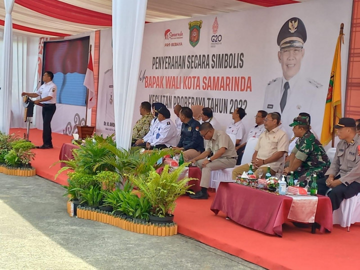 Rabu, 28 desember 2022. Penyerahan secara simbolis hasil kegiatan probebaya kecamatan sungai kunjang dan samarinda ulu tahun 2022 oleh Walikota Samarinda Bpk Dr. H. Andi Harun, ST, SH, M.Si