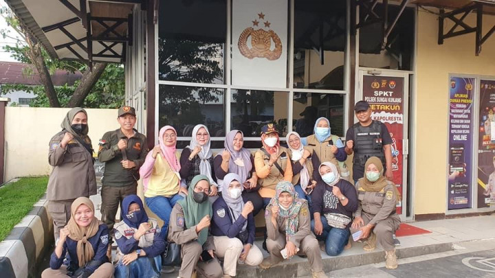 31 Desember 2022, kegiatan Ciptakon Kecamatan Sungai Kunjang dalam menjaga kondisi wilayah se Kecamatan Sungai Kunjang bersama Camat dan Lurah se Sungai Kunjang.