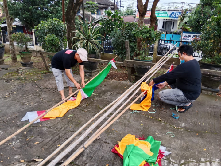 Minggu, 08 Januari 2023, Pemasangan Umbul-Umbul dalam rangka persiapan perayaan hari jadi Hut kota dan Pemerintah Kota Samarinda di Kantor Kelurahan dan beberapa wilayah Karang Anyar