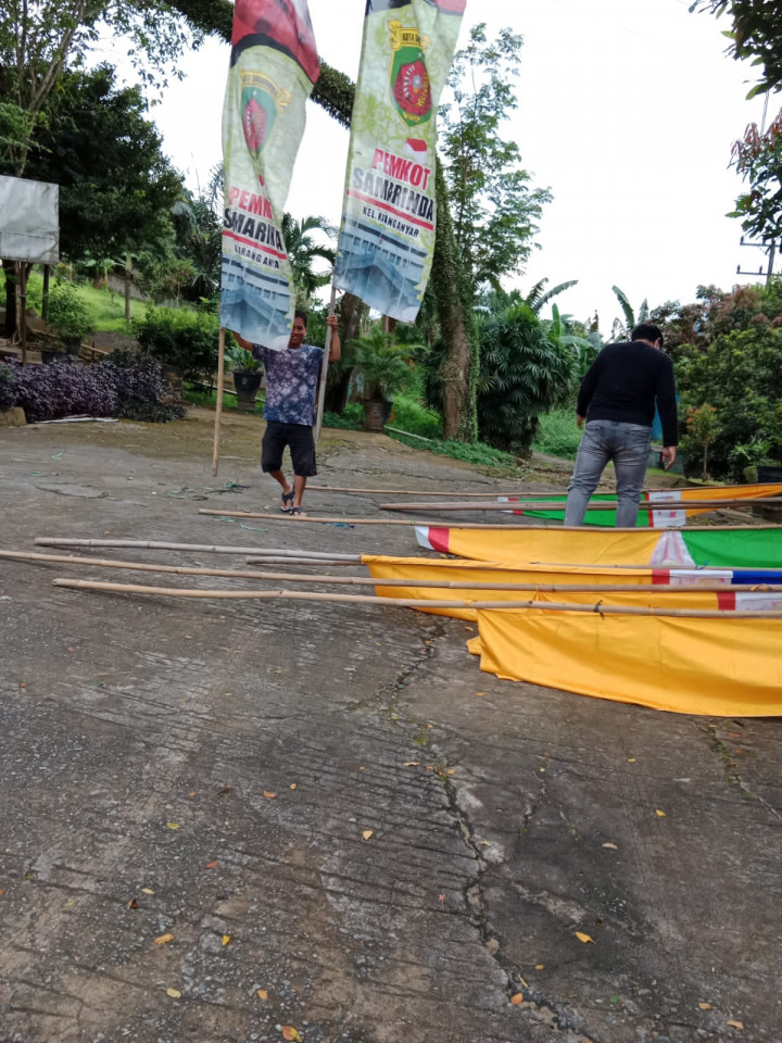 Minggu, 08 Januari 2023, Pemasangan Umbul-Umbul dalam rangka persiapan perayaan hari jadi Hut kota dan Pemerintah Kota Samarinda di Kantor Kelurahan dan beberapa wilayah Karang Anyar