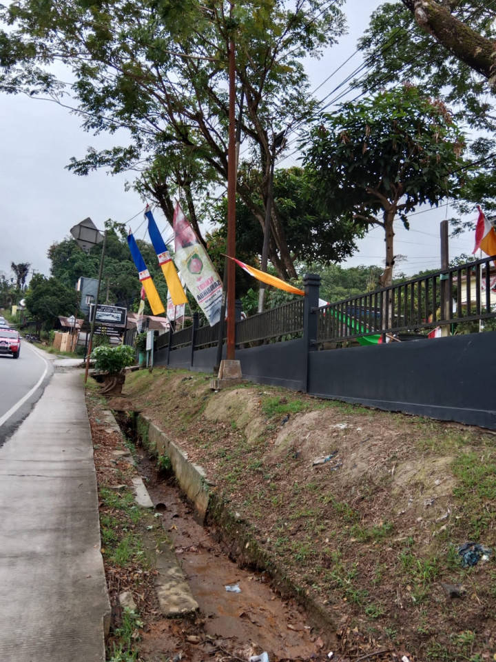 Minggu, 08 Januari 2023, Pemasangan Umbul-Umbul dalam rangka persiapan perayaan hari jadi Hut kota dan Pemerintah Kota Samarinda di Kantor Kelurahan dan beberapa wilayah Karang Anyar