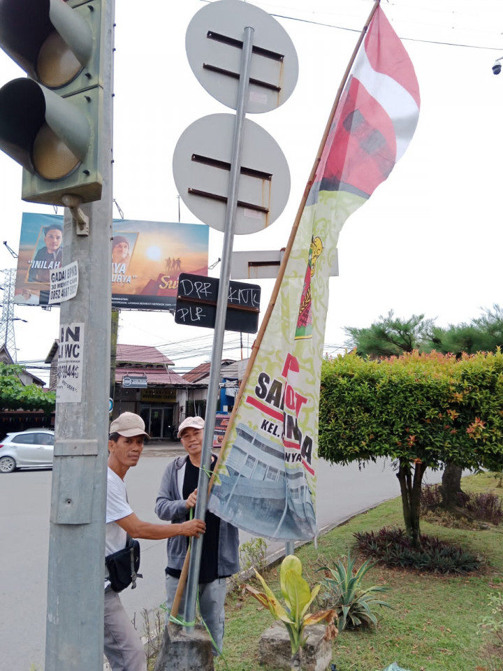 Minggu, 08 Januari 2023, Pemasangan Umbul-Umbul dalam rangka persiapan perayaan hari jadi Hut kota dan Pemerintah Kota Samarinda di Kantor Kelurahan dan beberapa wilayah Karang Anyar